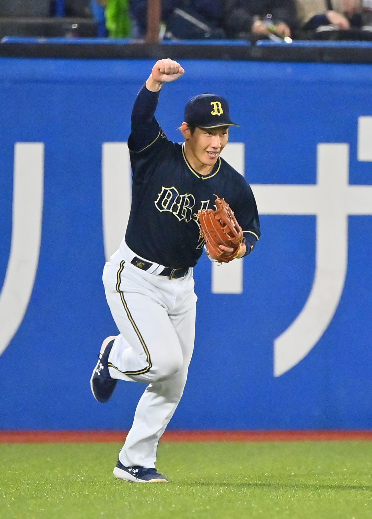 日本シリーズを制し、歓喜の表情でナインの輪に駆け寄るオリックス吉田正（撮影・和賀正仁）
