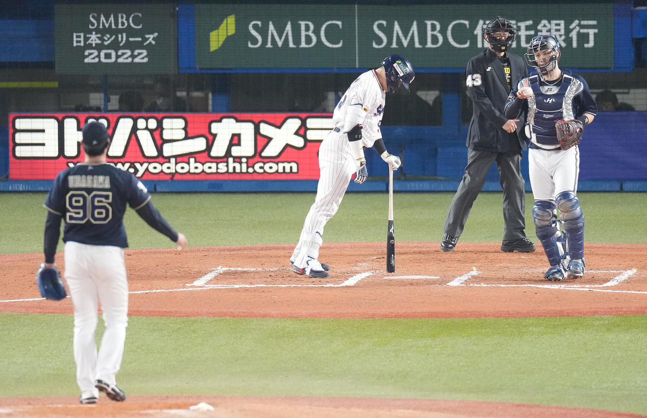 6回裏ヤクルト1死、見逃し三振に倒れぼうぜんとする村上。投手宇田川（撮影・鈴木みどり）