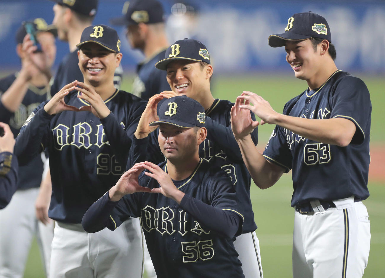 日本シリーズ優勝を決め小木田ポーズで写真に納まる手前から小木田、後方左から宇田川、山本、山崎颯（撮影・河田真司）