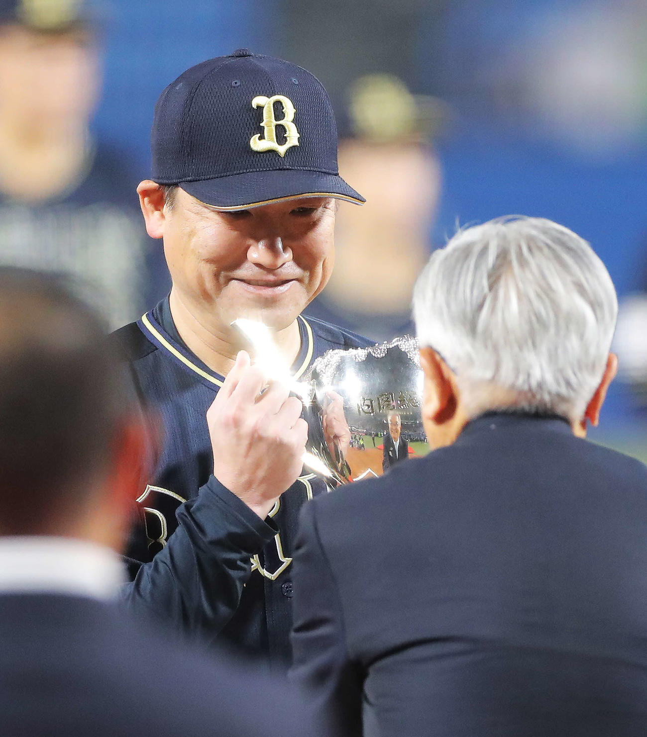ヤクルト対オリックス　日本シリーズ優勝を決め表彰式で内閣総理大臣杯を受け取るオリックス中嶋監督（撮影・河田真司）