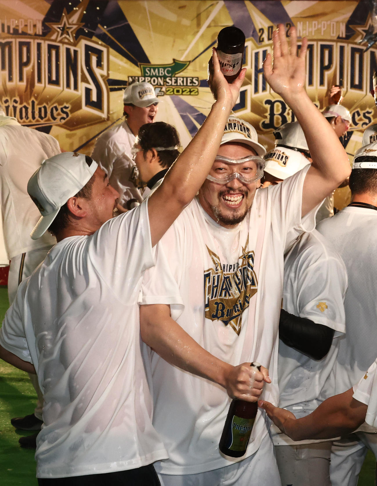 笑顔でビールかけをおこなうオリックス平野佳（撮影・上田博志）