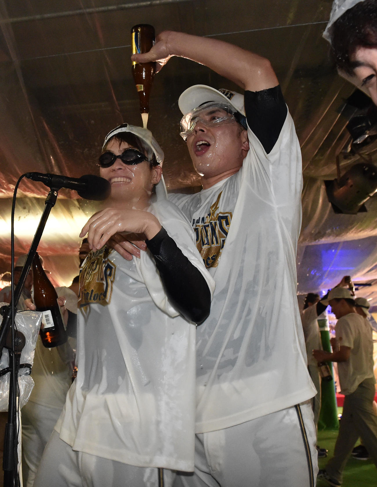 日本一を達成し、ビール掛けで喜びを爆発させるオリックス山岡（左）と若月