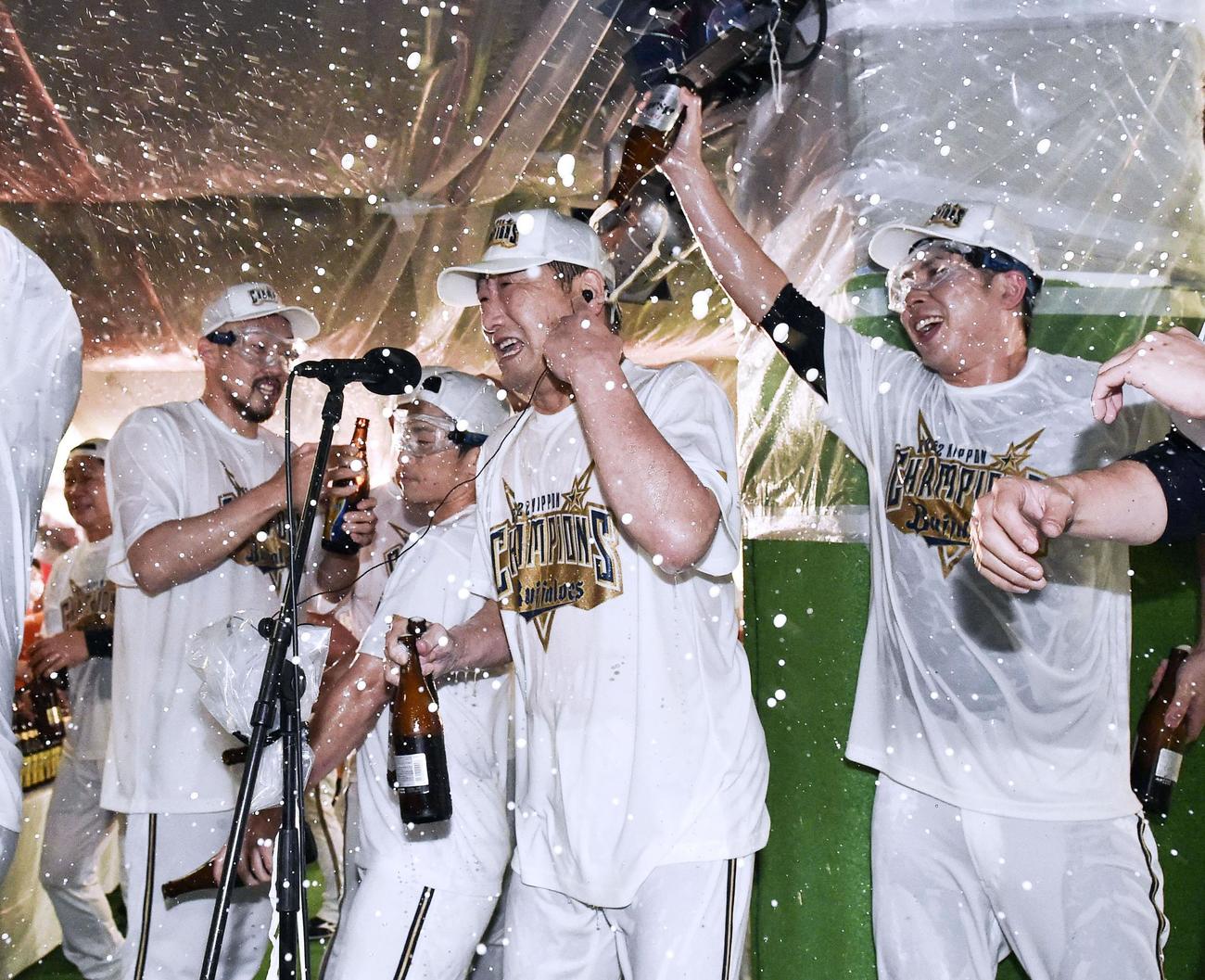 祝勝会で若月（右端）にビールをかけられるオリックス・中嶋監督