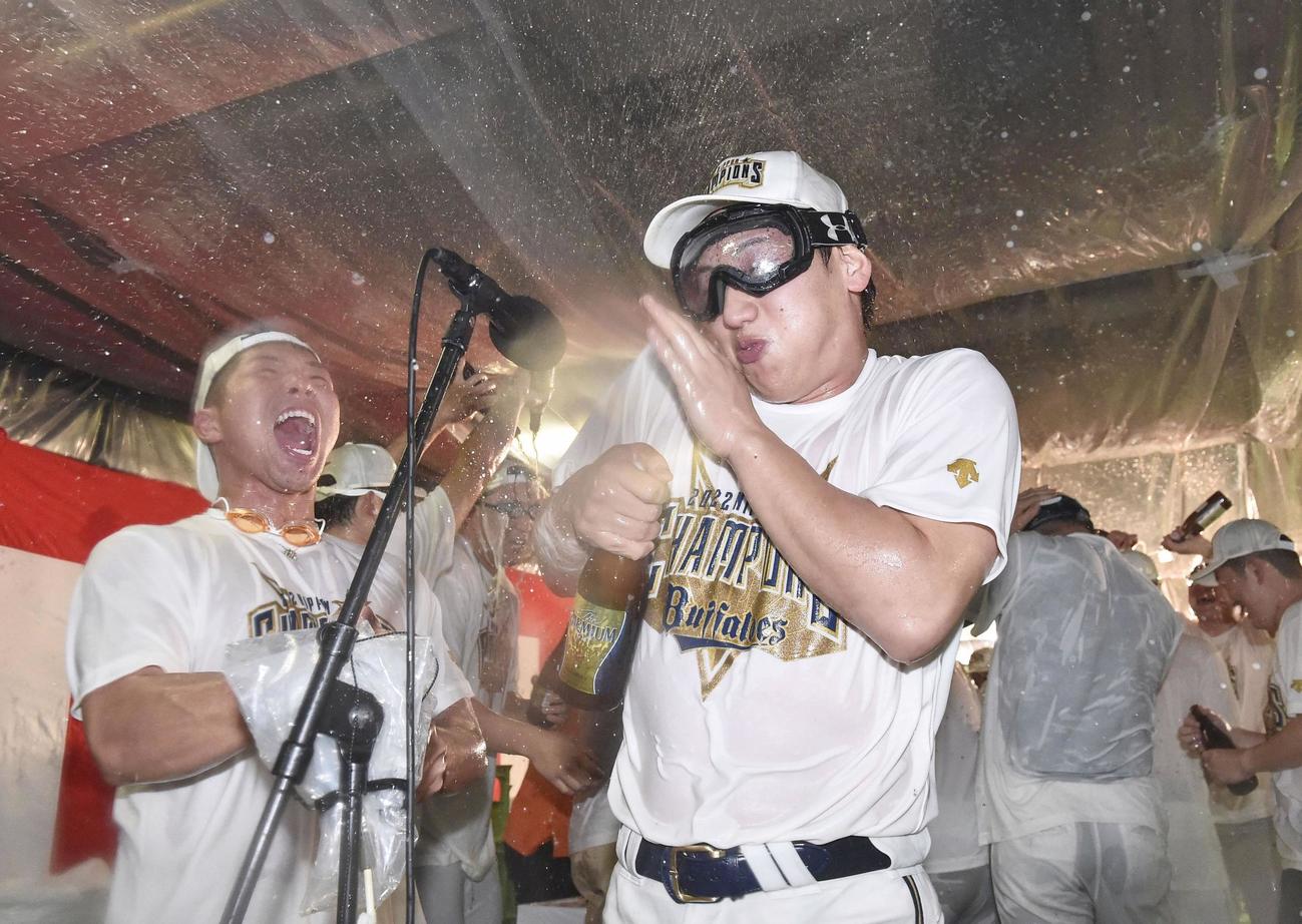 祝勝会で頓宮（左）にビールをかけられるオリックス・吉田正