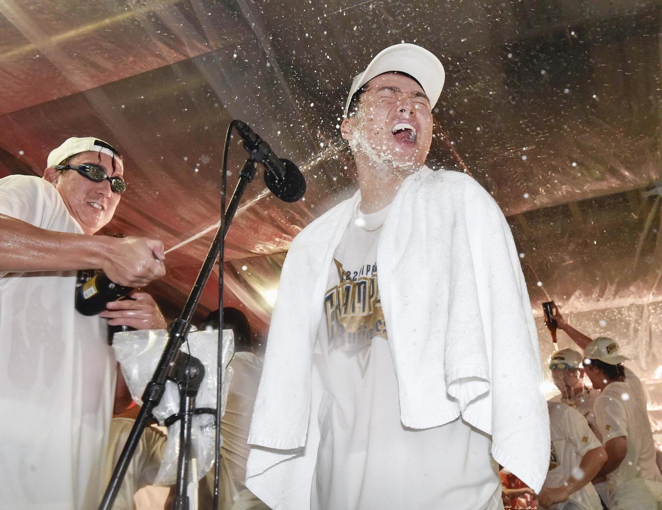 祝勝会でビールをかけられるオリックス・山本（右）