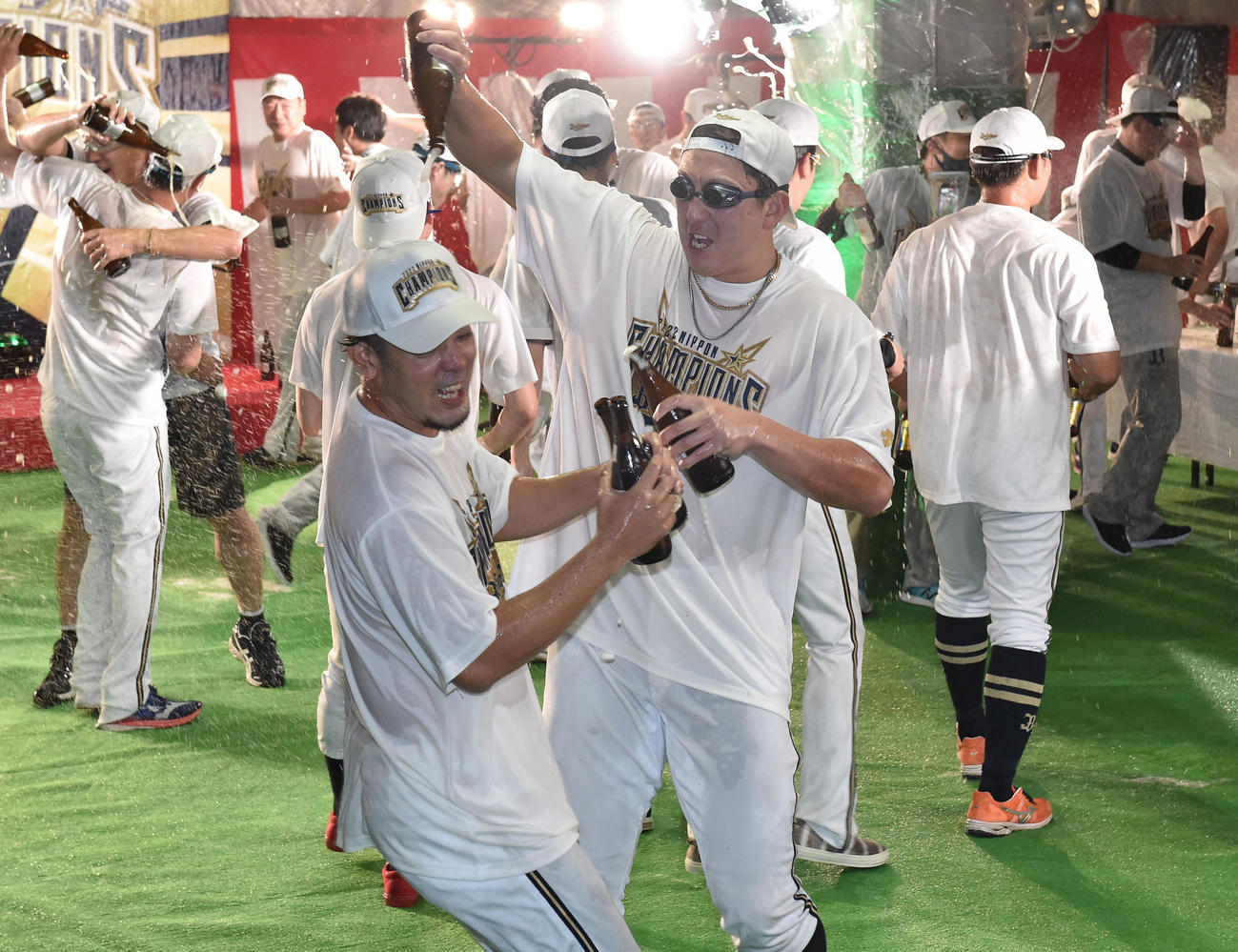 日本一の祝勝会喜びを爆発させるオリックス杉本（右）