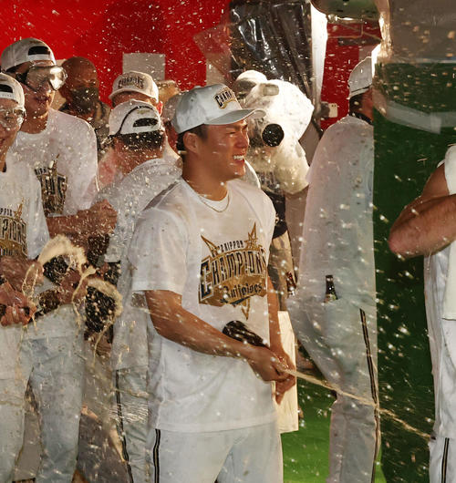 祝勝会で笑顔のオリックス山本（撮影・上田博志）