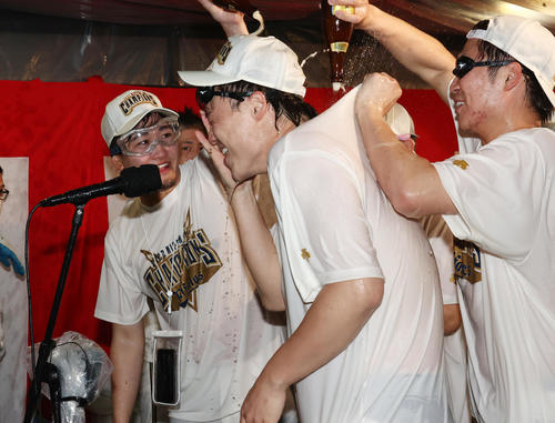 ビールをかけられるオリックス山崎福（中央）（撮影・上田博志）