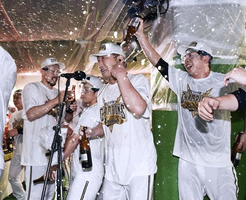 祝勝会で若月（右端）にビールをかけられるオリックス・中嶋監督
