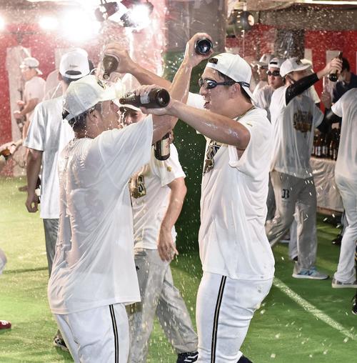 祝勝会で仲間とビールをかけ合うオリックス・杉本（右）