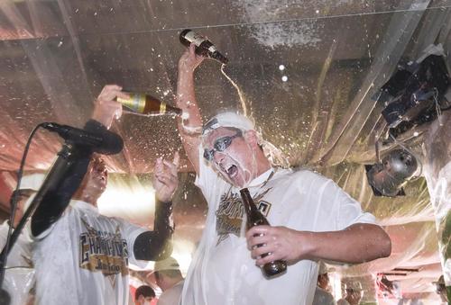 祝勝会で自らビールかけをするオリックス・杉本（右）