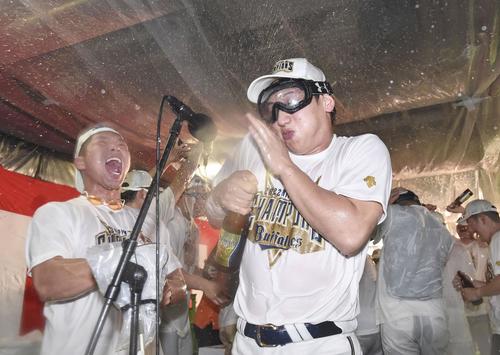 祝勝会で頓宮（左）にビールをかけられるオリックス・吉田正