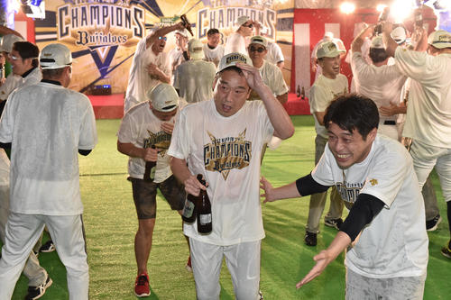 祝勝会でインタビューに案内されるオリックス中嶋監督（中央）
