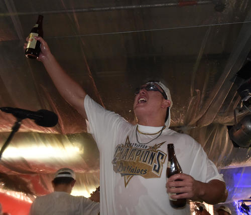 日本一を達成し、ビール掛けで喜びを爆発させるオリックス杉本