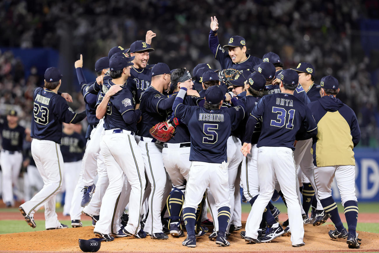 ヤクルト対オリックス　日本シリーズを制し歓喜する吉田正（上）らオリックスの選手たち（撮影・足立雅史）