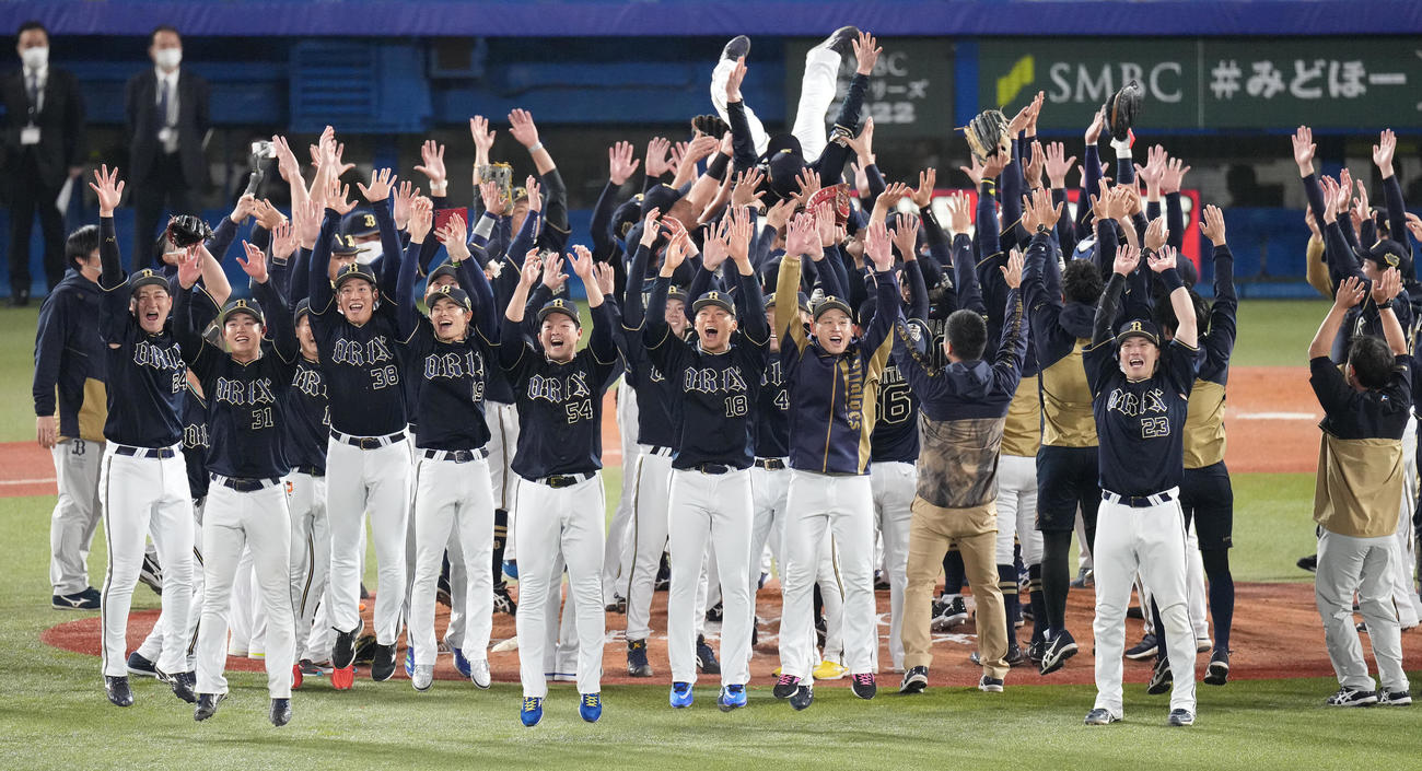 ヤクルト対オリックス　日本一を決め、胴上げされるオリックス中嶋監督と一緒に跳ねて喜ぶ山本（中央）宮城（中央右）ら選手たち（撮影・鈴木みどり）
