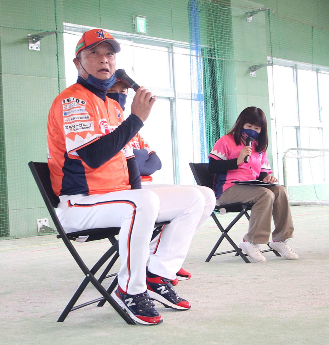 トークショーで来季の優勝を誓う橋上監督（左）