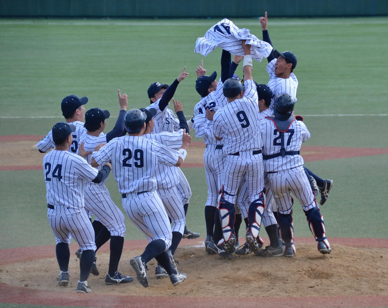 仙台大対東日本国際大　優勝し、マウンドへなだれ込む仙台大ナイン（撮影・濱本神威）