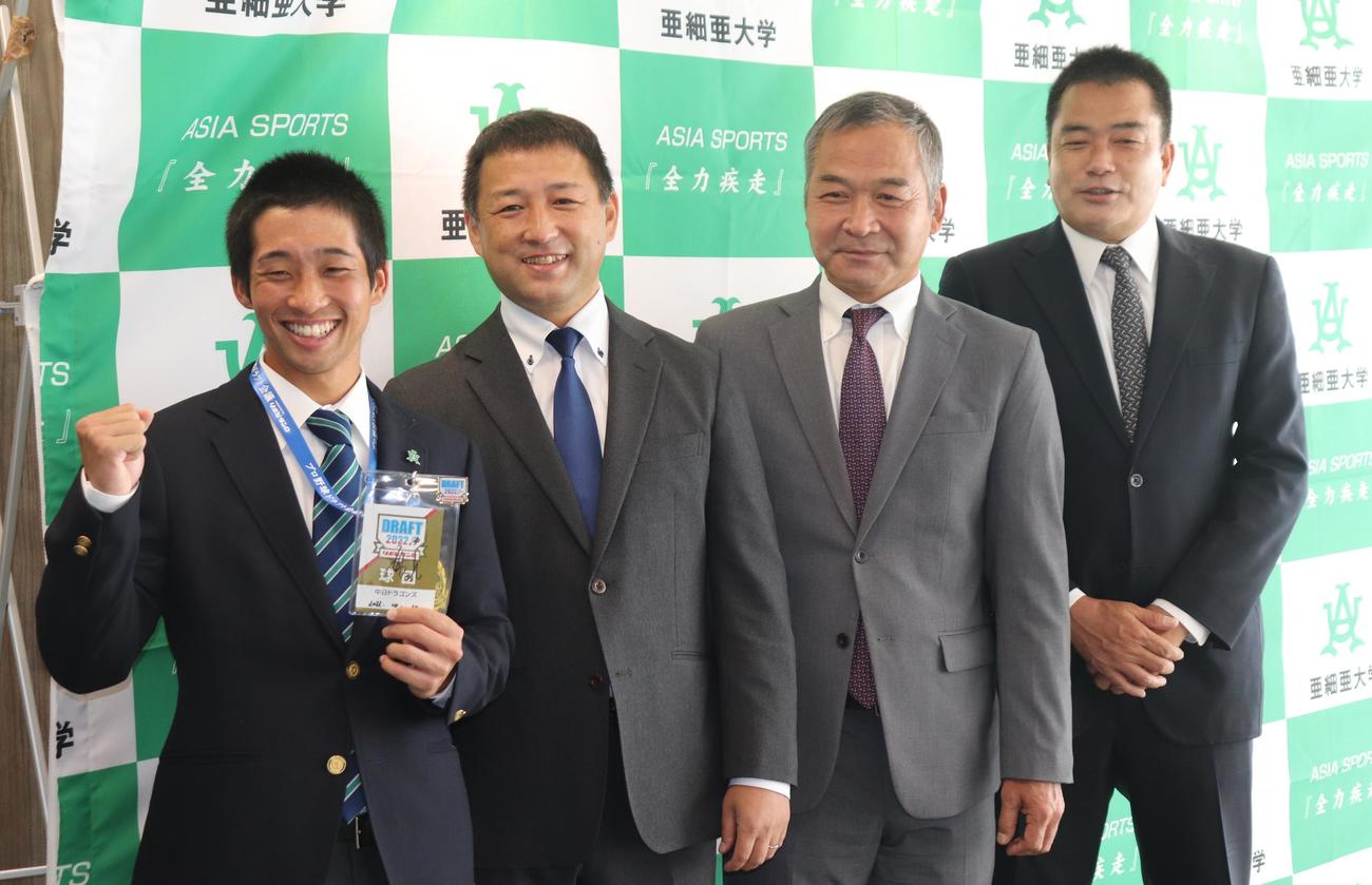 指名あいさつで記念撮影する左から亜大・田中幹也、正津スカウト、音スカウト、松永スカウト（撮影・星夏穂）
