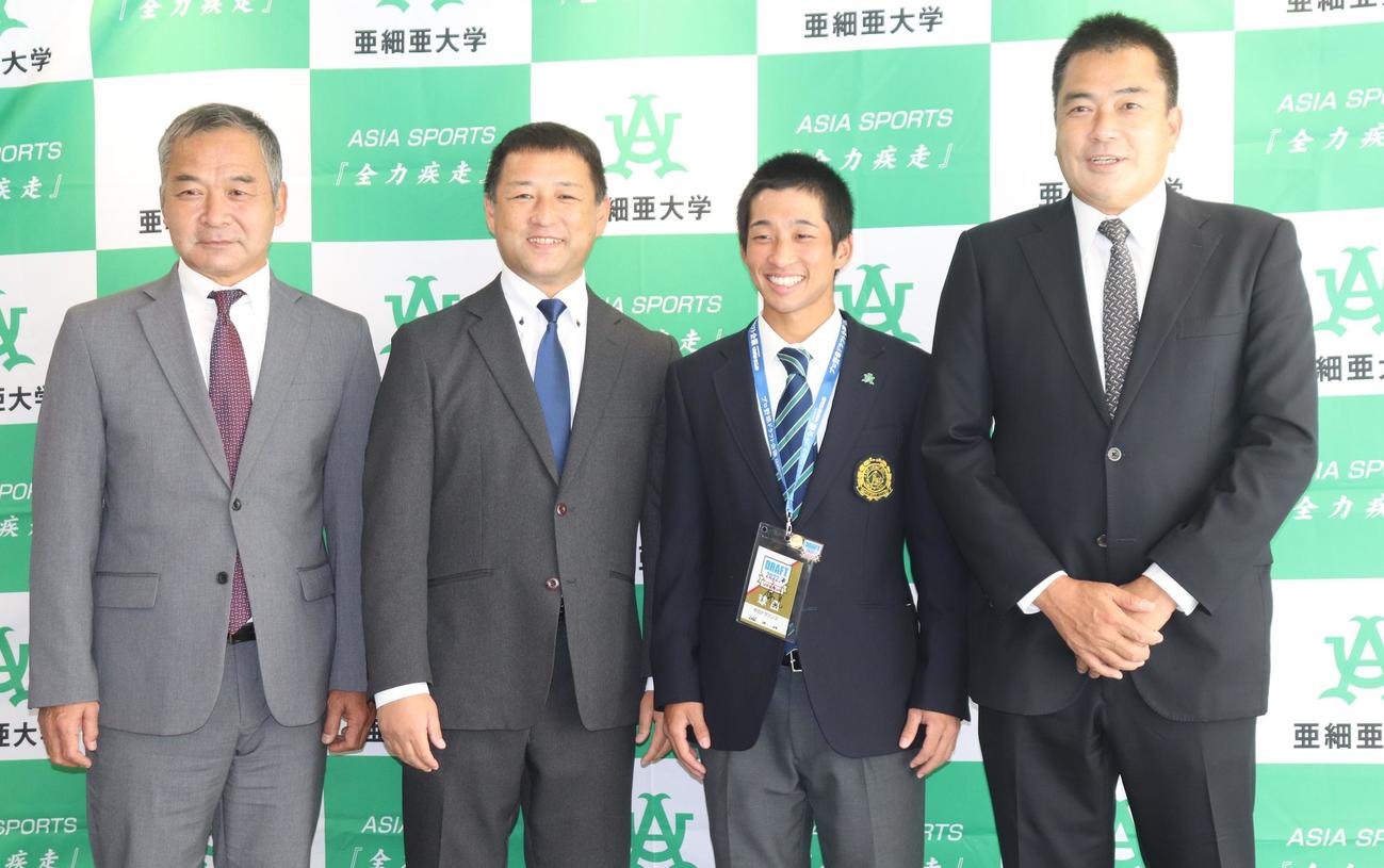 指名あいさつで記念撮影する左から音スカウト、正津スカウト、亜大・田中、松永スカウト（撮影・星夏穂）
