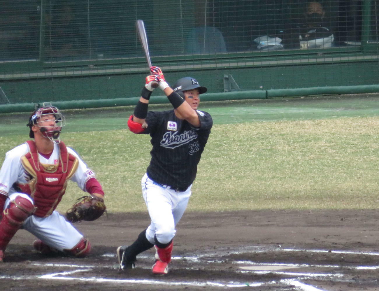 吉井監督にフェニックスリーグMVPに選ばれたロッテ佐藤都（撮影・金子真仁）
