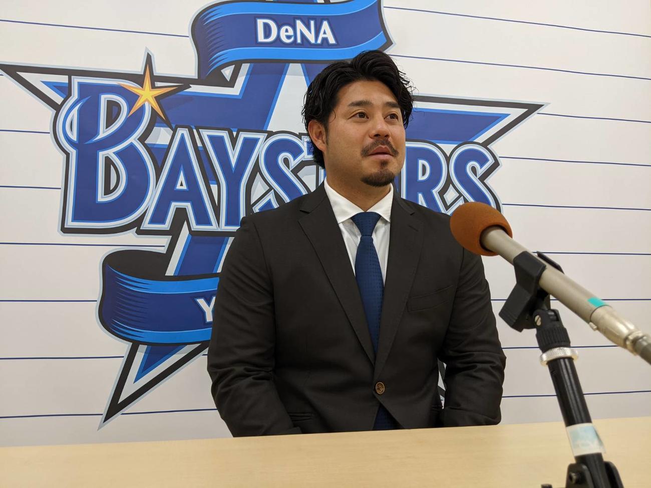 契約更改交渉後に取材に応じるDeNA宮崎（球団提供）