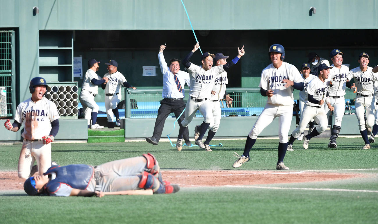 関大対大商大　9回裏大商大2死二塁、明石が中前へ優勝を決めるサヨナラ打を放ち、歓喜しながらベンチを飛び出す大商大ナイン（撮影・岩下翔太）