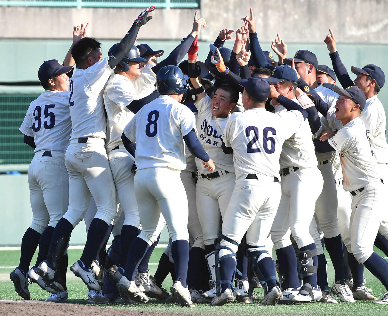 関大対大商大　9回裏大商大2死二塁、中前へ優勝を決めるサヨナラ打を放った明石を中心に歓喜の輪をつくる大商大ナイン（撮影・岩下翔太）