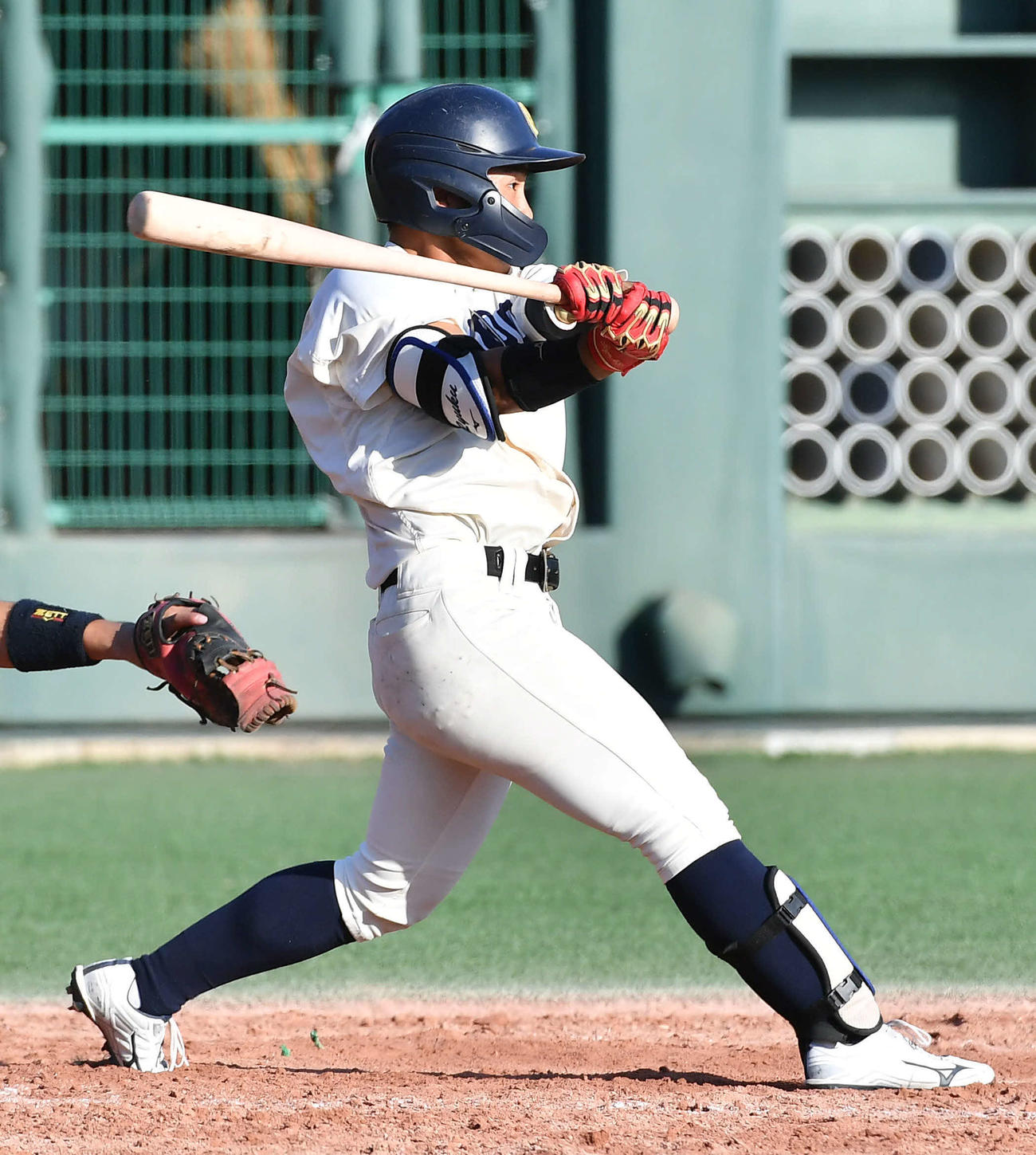 関大対大商大　9回裏大商大2死二塁、中前へ優勝を決めるサヨナラ打を放った明石（撮影・岩下翔太）