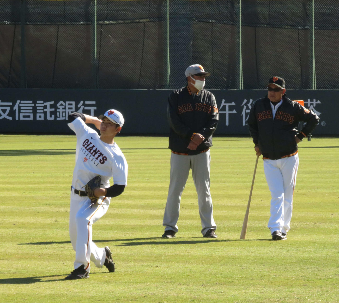 キャッチボールする巨人育成の川崎（左）を見守る原監督（右）と駒田3軍監督（中央）（撮影・小早川宗一郎）