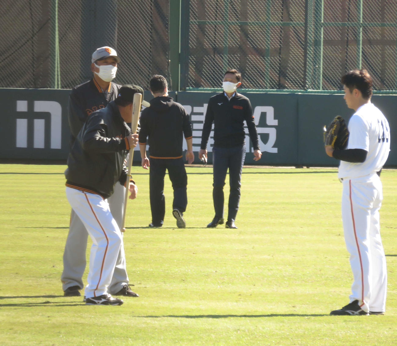 巨人原監督（左手前）に熱血指導を受ける育成の川崎（右）（撮影・小早川宗一郎）