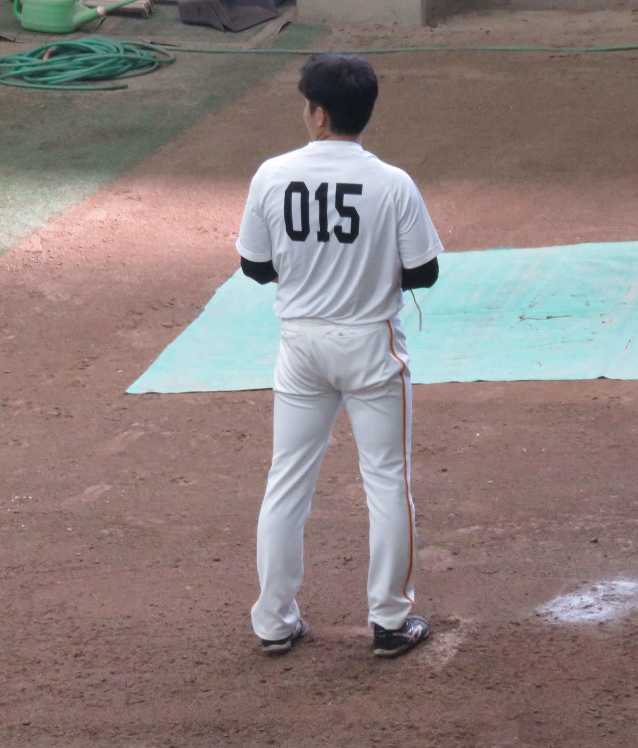 室内練習場で居残り練習をする巨人育成の川崎（撮影・小早川宗一郎）