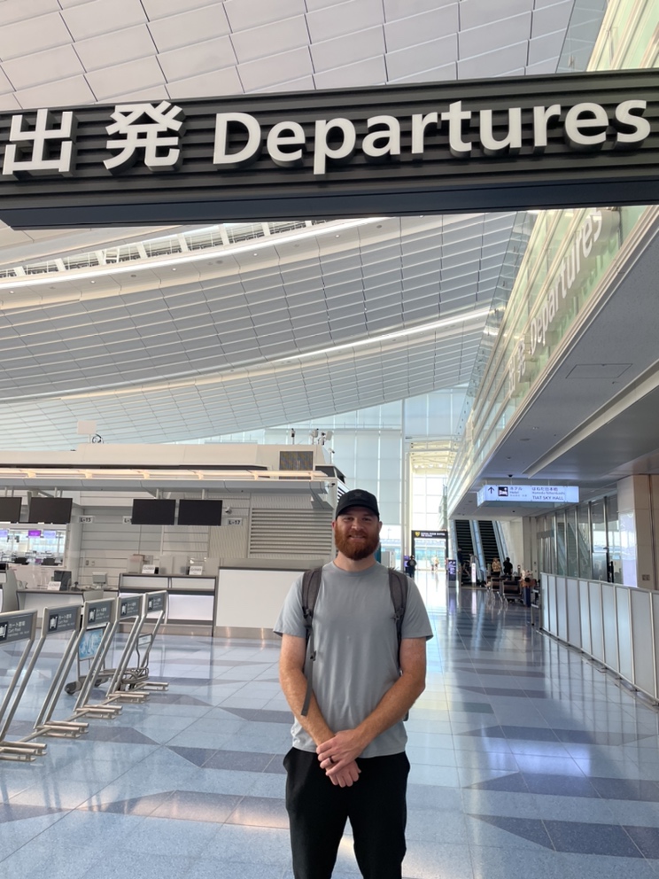 帰国の途に就くヤクルトのサイスニード（球団提供）