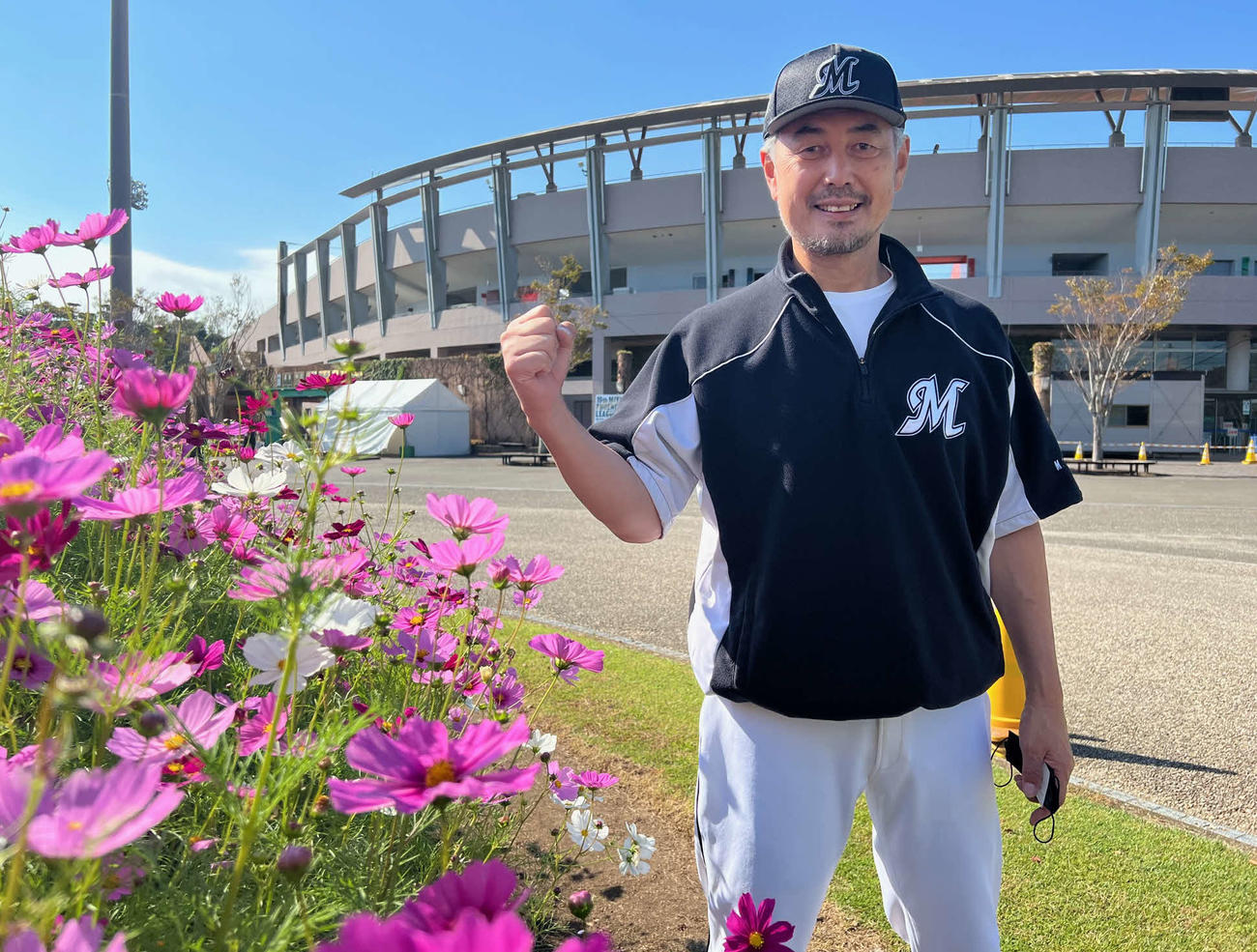 コスモスとの2ショットに「お花の似合う監督になれるかなぁ」とロッテ吉井監督（撮影・金子真仁）
