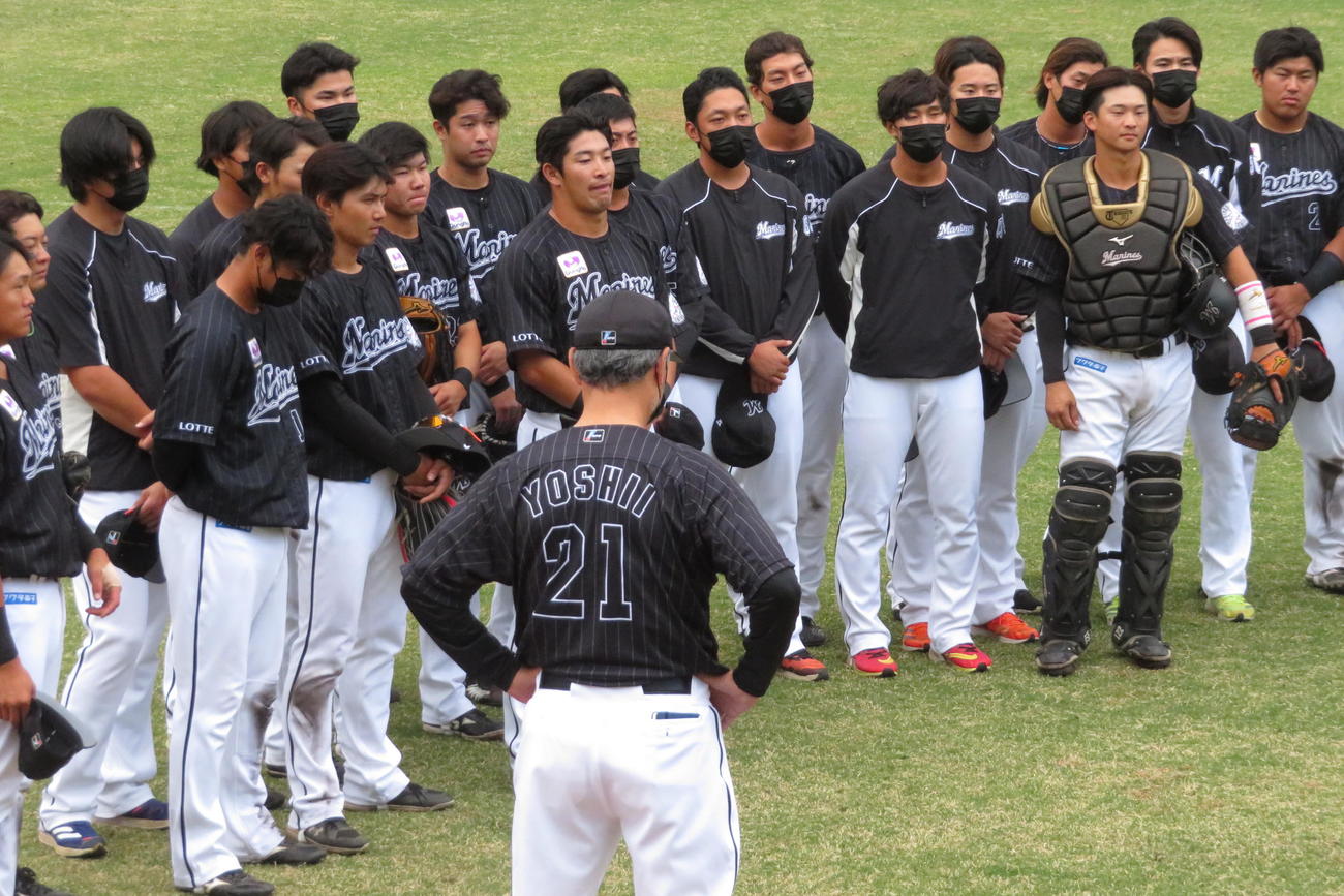 フェニックスリーグ最終日を終え、ミーティングを行うロッテ吉井監督（手前）と選手たち（撮影・金子真仁）