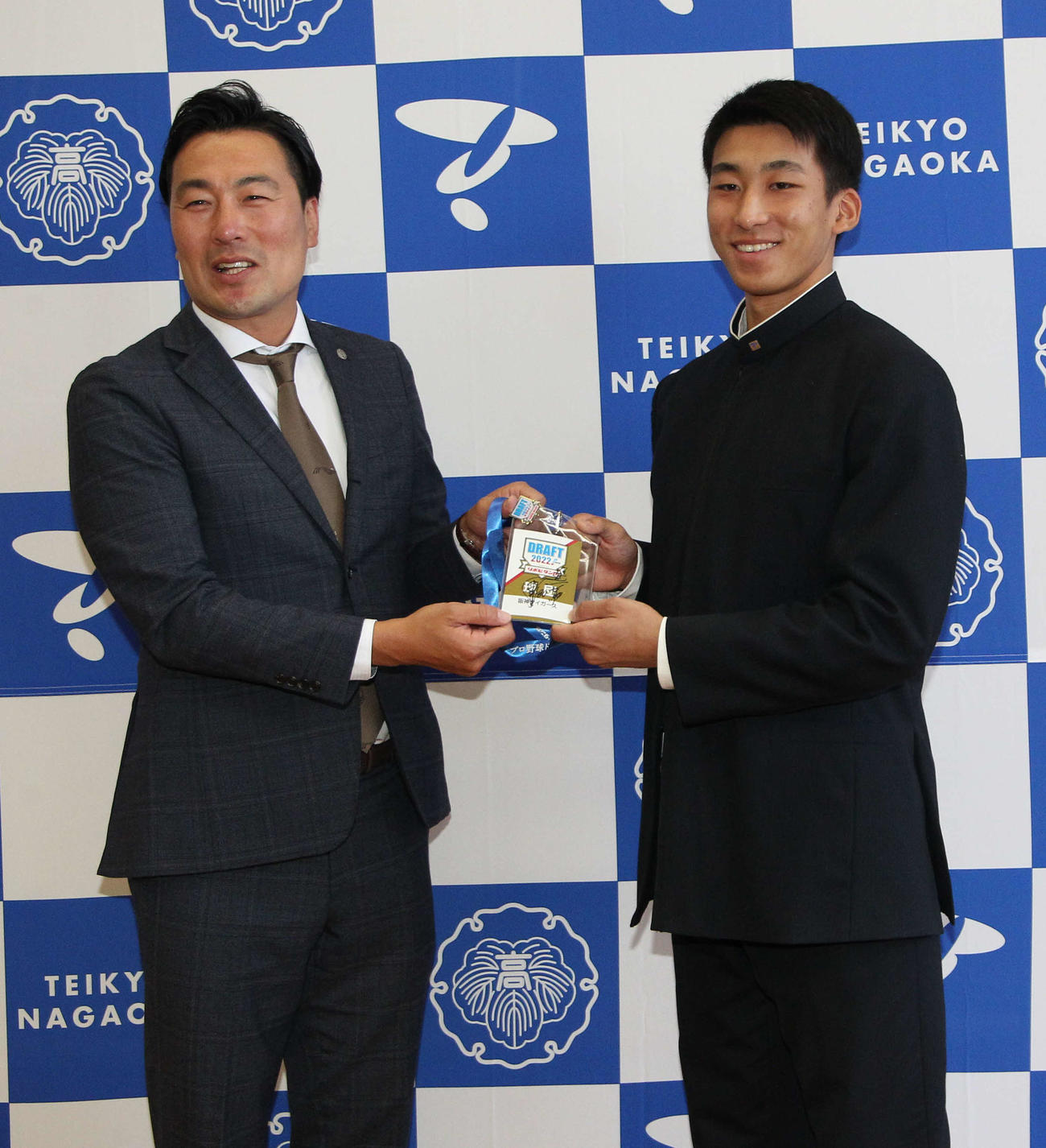 筒井担当スカウト（左）からドラフト会議のパスを受け取る茨木