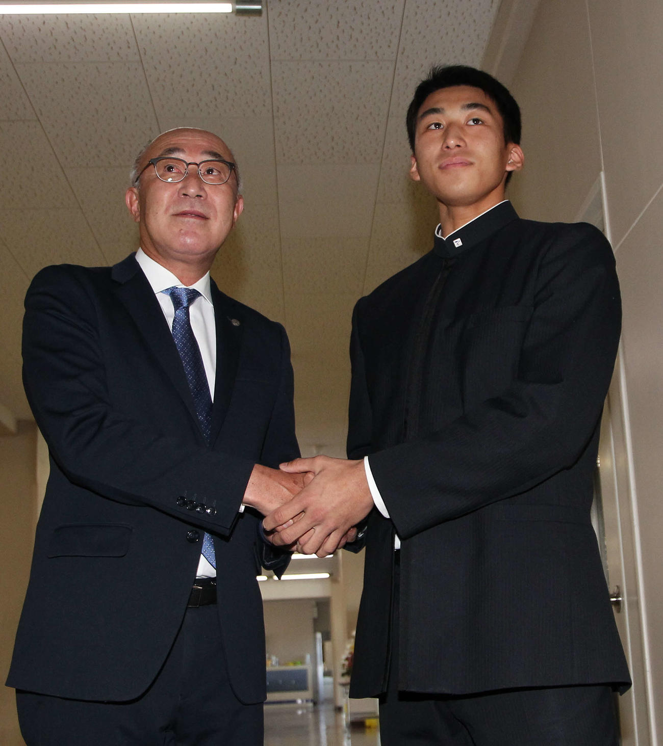 出迎えした茨木（右）は畑山統括スカウトと握手