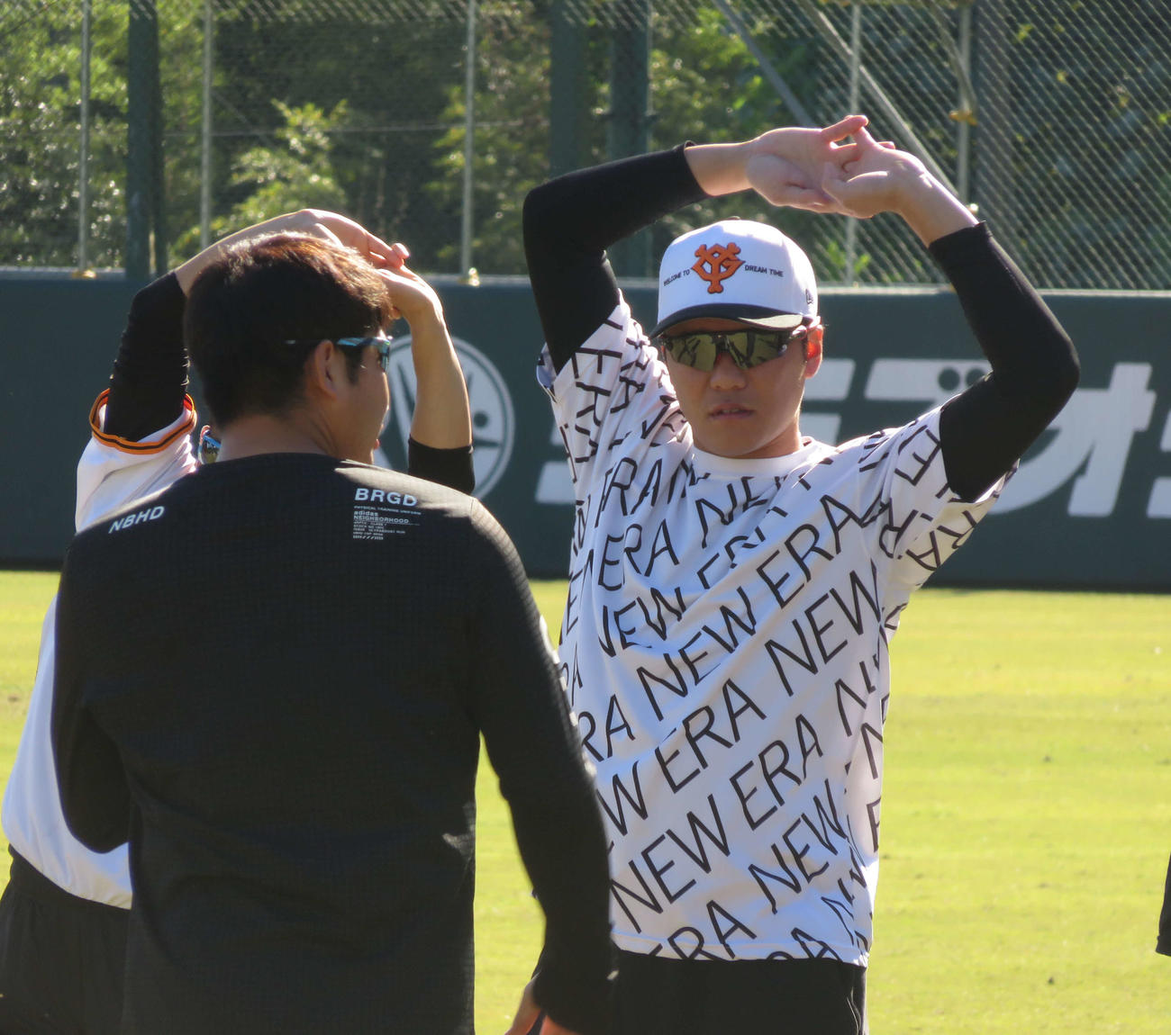 秋季練習で体を動かす巨人坂本（右）（撮影・小早川宗一郎）