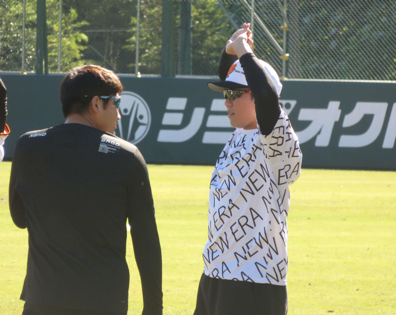 秋季練習で体を動かす巨人坂本（右）（撮影・小早川宗一郎）
