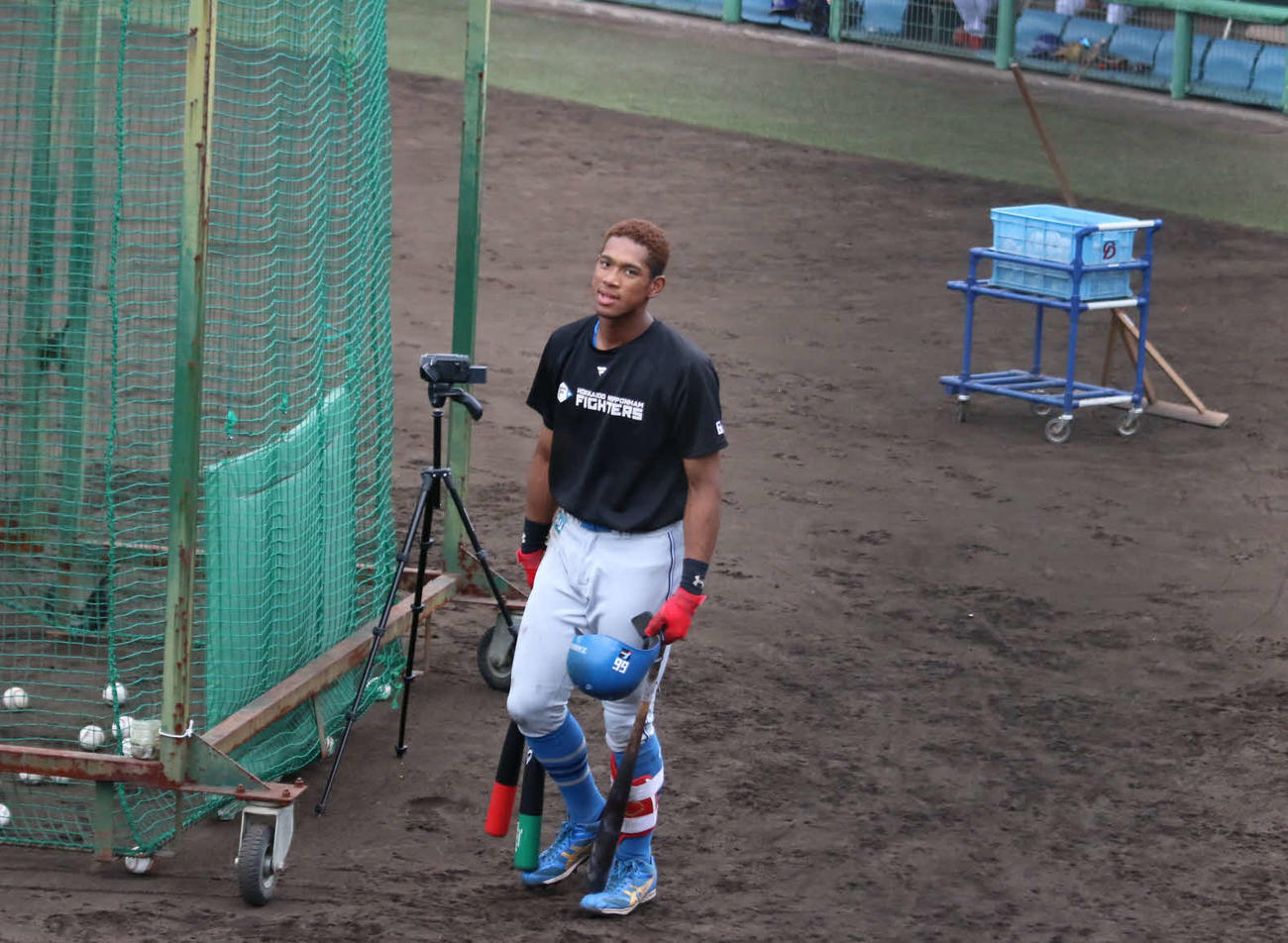 試合前の練習でフリー打撃を終えた日本ハム万波（撮影・中島宙恵）