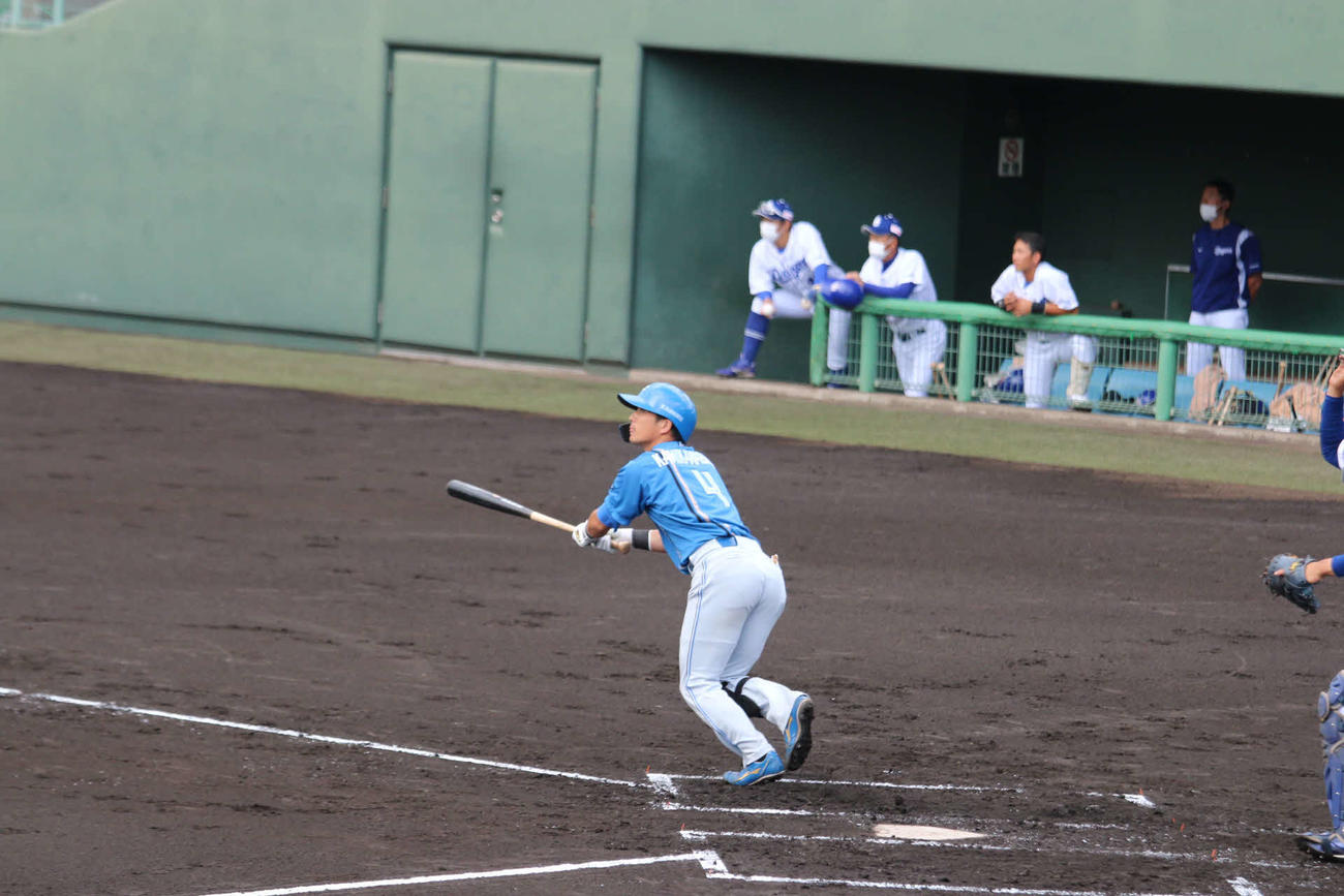 1回に中飛を放つ日本ハム上川畑（撮影・中島宙恵）