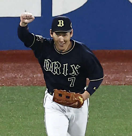 2022年10月30日、日本一を決めガッツポーズをする吉田正