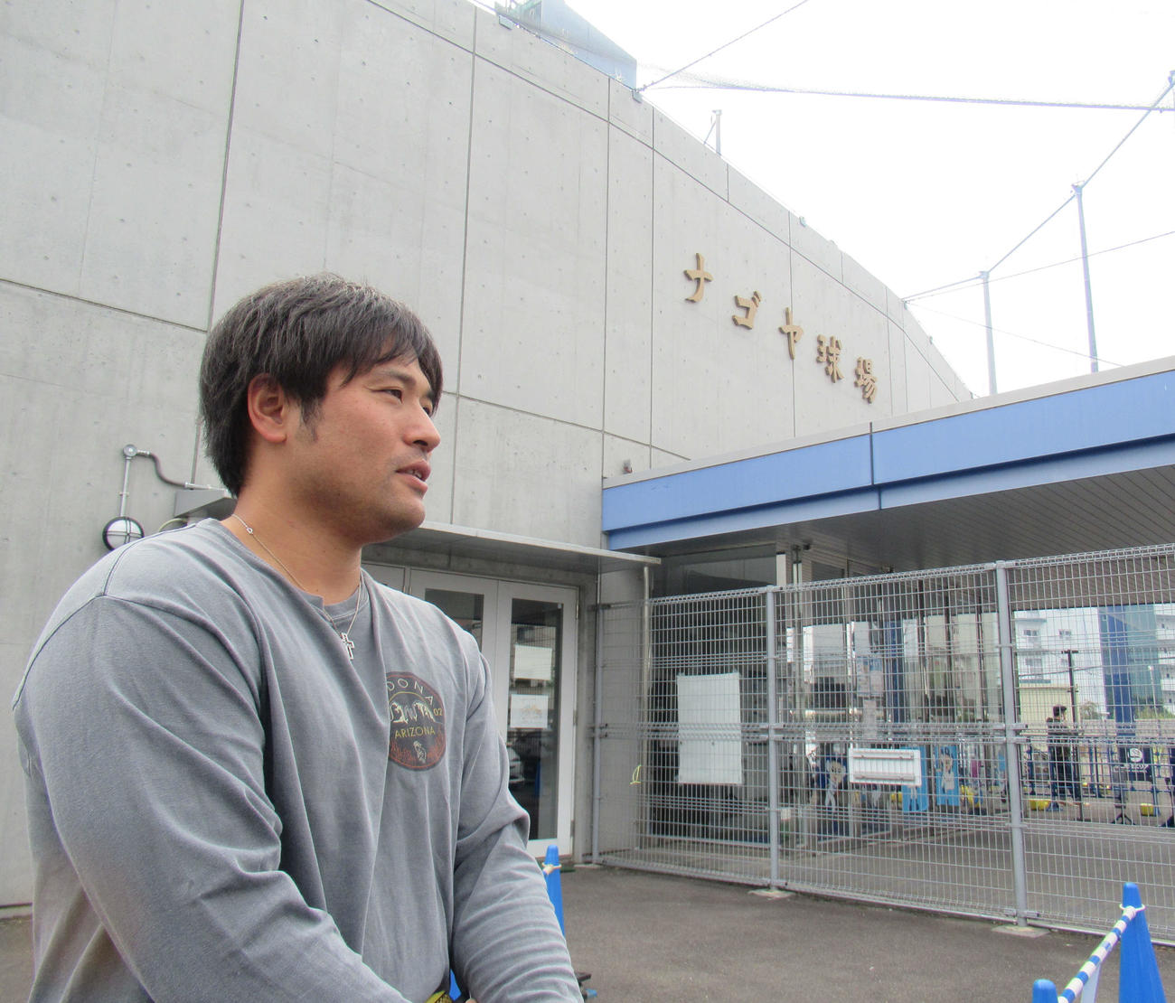 ナゴヤ球場での自主練習を終えて報道陣に対応する平田（撮影・伊東大介）