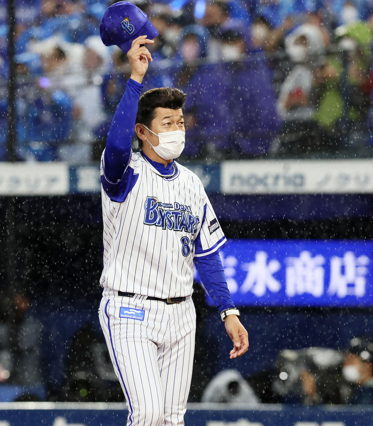 DeNA対阪神　阪神に勝利しスタンドにあいさつする三浦監督（撮影・加藤哉）