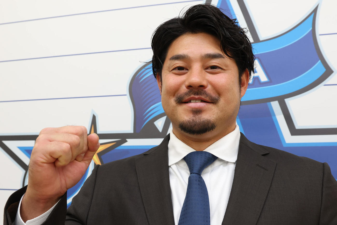 契約更改を終えガッツポーズをするDeNA宮崎敏郎（代表撮影）