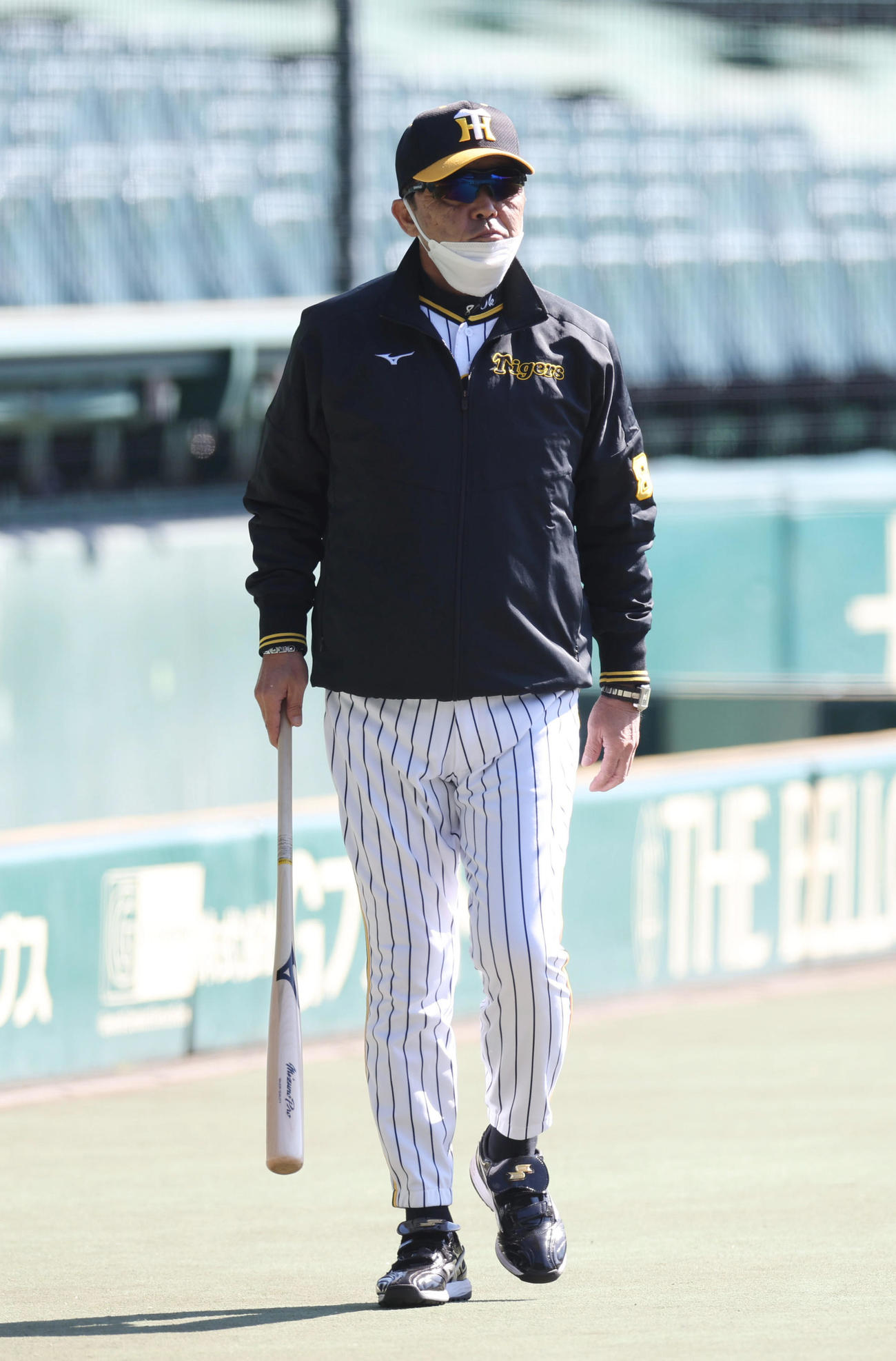 バットを手に歩く阪神岡田監督（撮影・前田充）