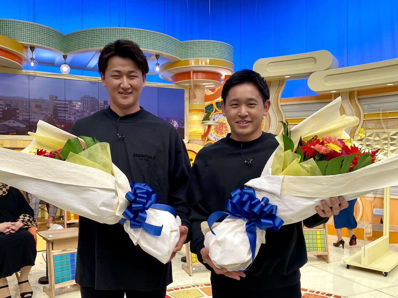 MBSの「よんチャンTV」に出演し、花束を手に笑顔を見せる宮城（右）と紅林（球団提供）