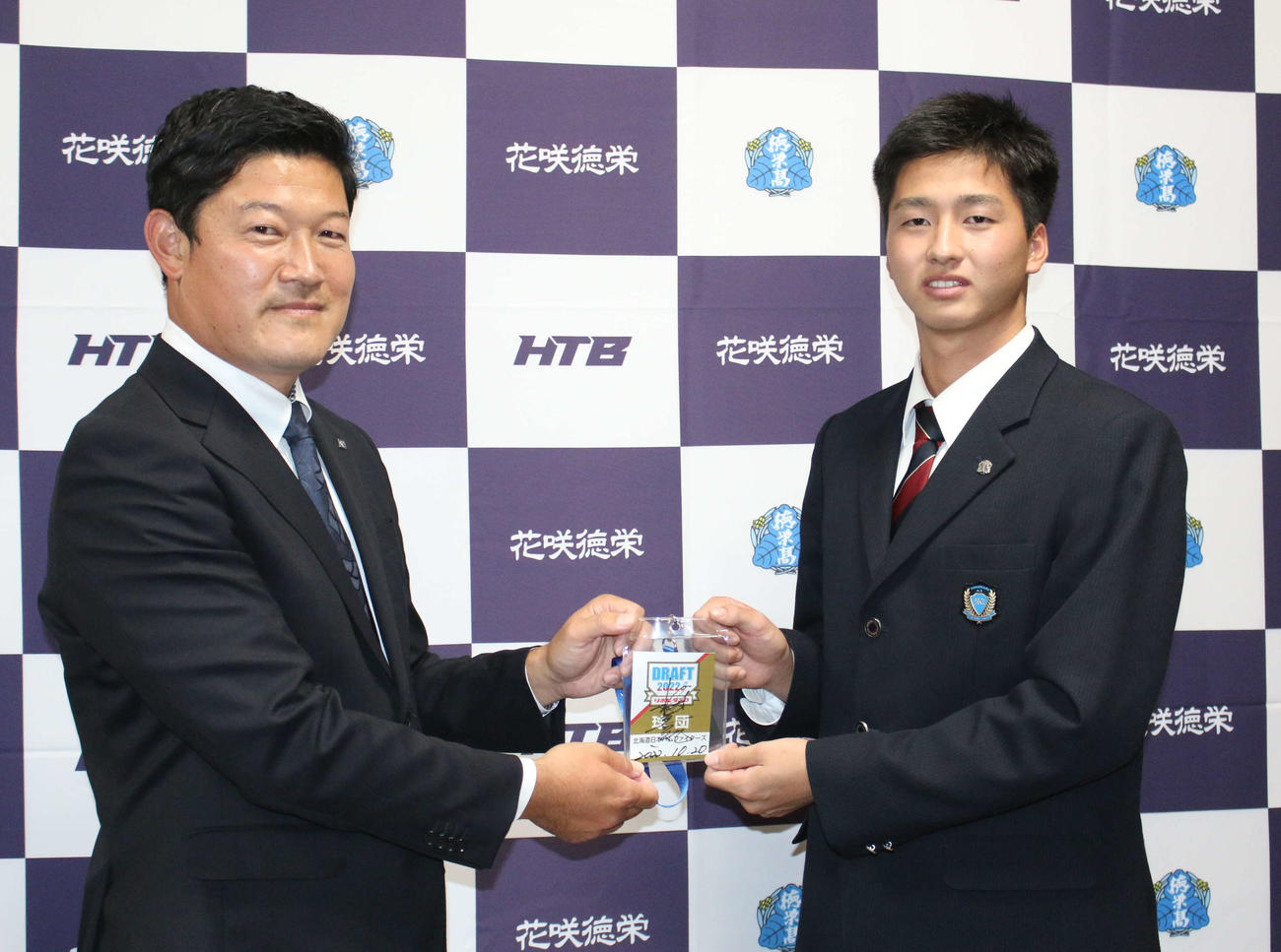 日本ハム山本アマスカウトグループ長（左）から指名あいさつを受けた育成1位の花咲徳栄・藤田（撮影・木下大輔）
