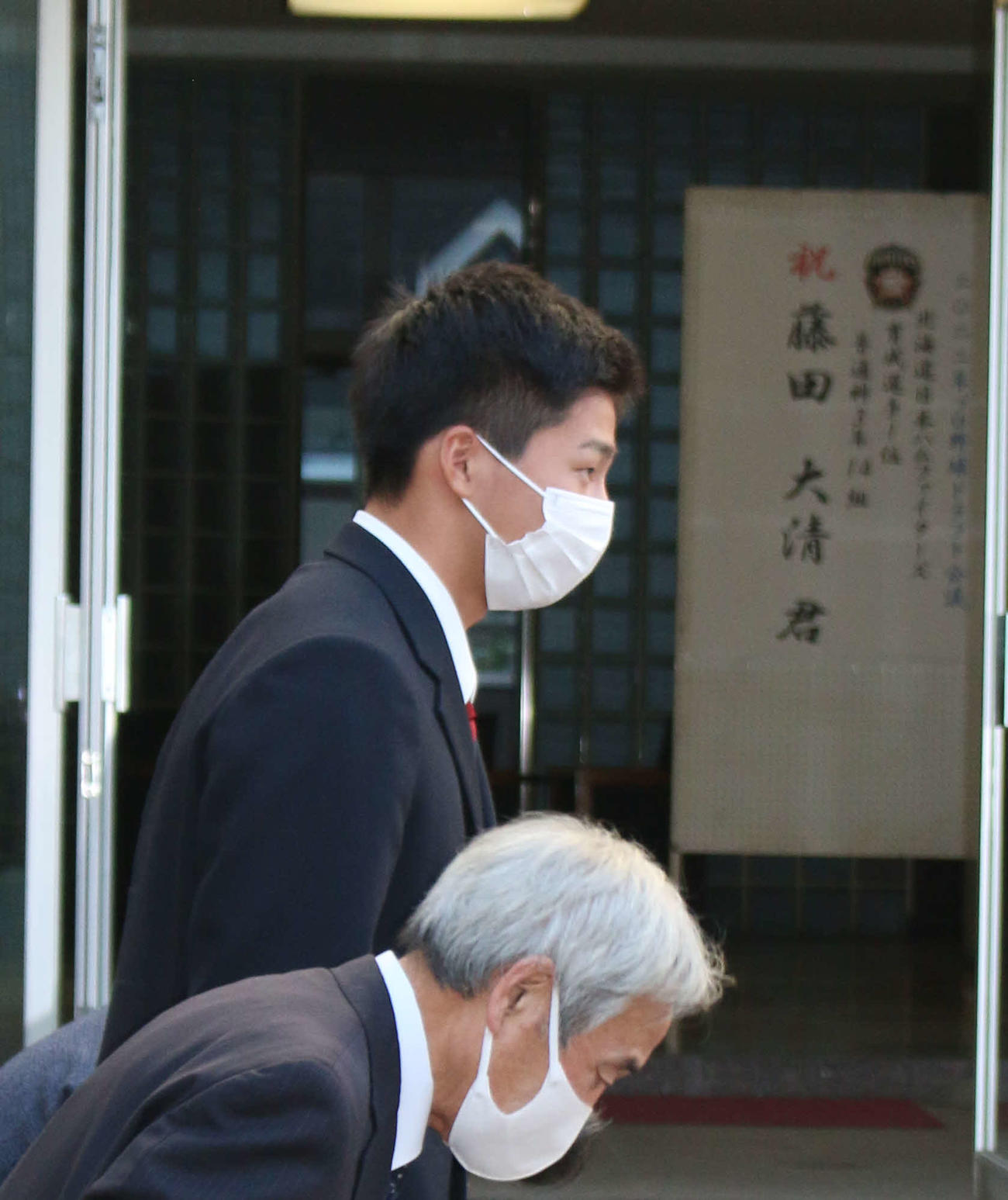 指名あいさつに訪れた日本ハム山本一徳アマスカウトグループ長を出迎える（撮影・木下大輔）