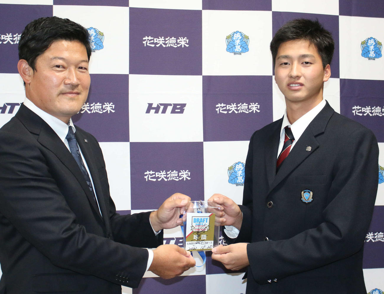 日本ハム山本アマスカウトグループ長（左）から指名あいさつを受けた育成1位の花咲徳栄・藤田（撮影・木下大輔）